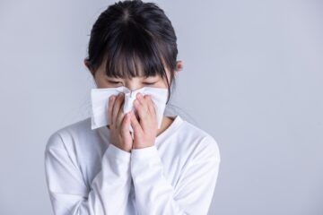 鼻をかむ女児