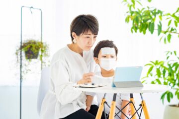 オンライン診療を受ける親子