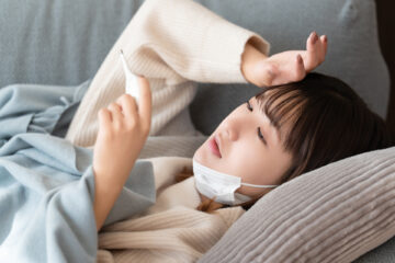 熱を測る女性