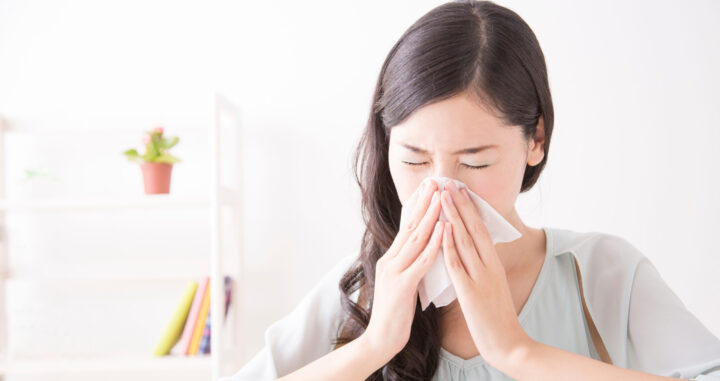 鼻をかむ女性